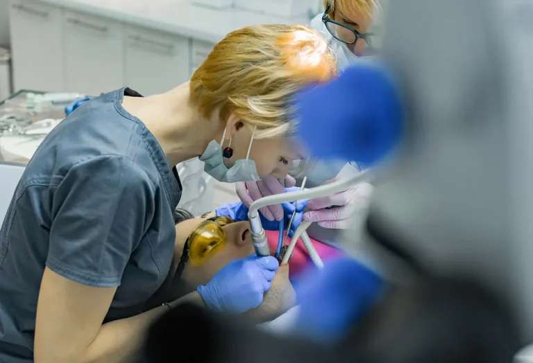 doctora atendiendo un paciente